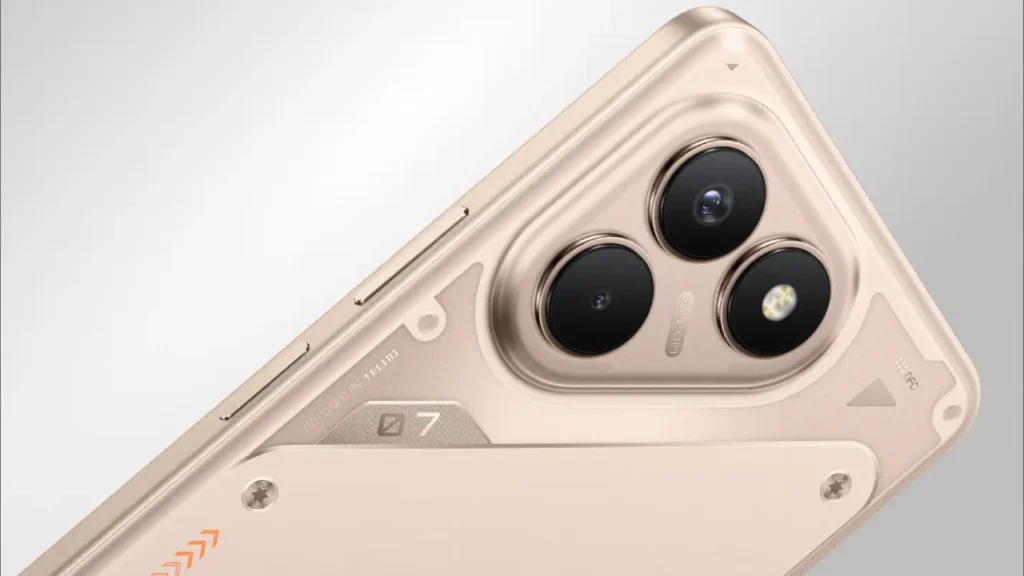 गोल्डन कलर में Tecno POVA 7 Pro का रियर कैमरा क्लोज़अप